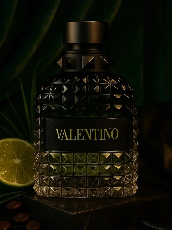 Valentino Uomo Born in Roma Green Stravaganza - odlewka męskich perfum dostępna w Perfame. Zielony, świeży zapach z nutami bergamotki, kawy i drzew.