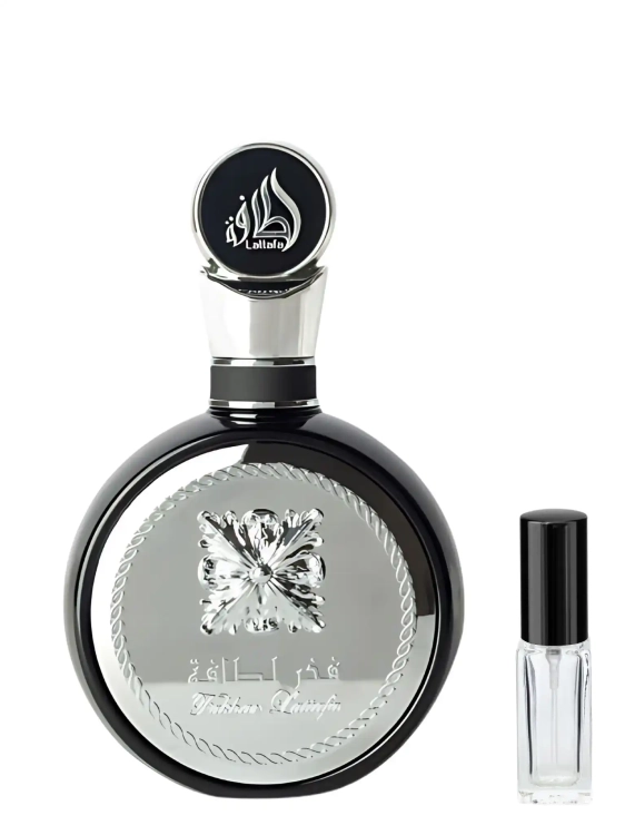 Lattafa Fakhar Black - odlewka intensywnych męskich perfum dostępna w Perfame. Ciepły zapach z nutami przypraw, wanilii i drzewa
