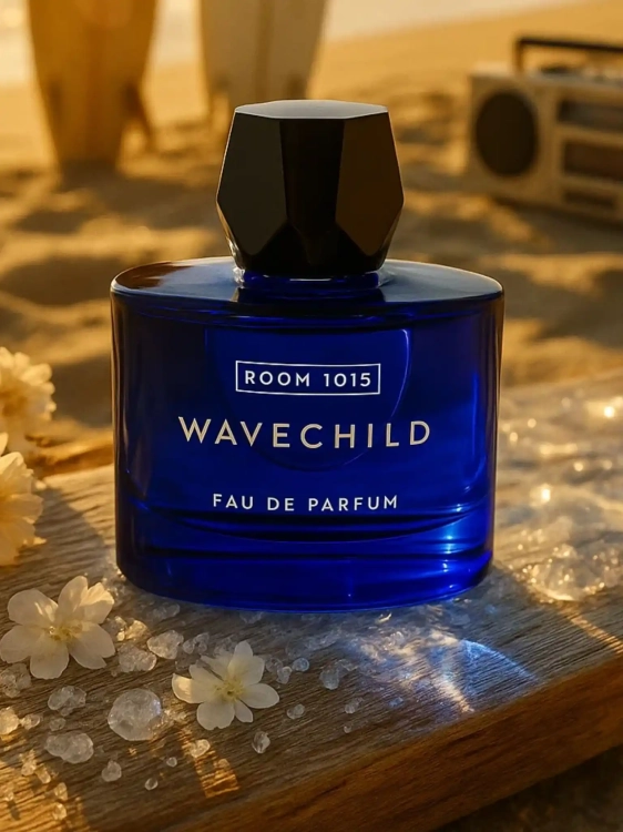 Room 1015 Wavechild - odlewka artystycznych perfum dostępna w Perfame. Świeży, plażowy zapach z nutami kokosa, soli morskiej i drewna.