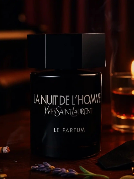 YSL La Nuit de L'Homme Le Parfum – odlewka eleganckich męskich perfum dostępna w Perfame. Kardamon, lawenda i paczula w zmysłowej kompozycji.