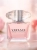 Odlewka Versace Bright Crystal – yuzu, lotos i peonia tworzą promienny, świeży, kwiatowo-wodny zapach o delikatnym, dziewczęcym blasku. Dostępny w Perfame.