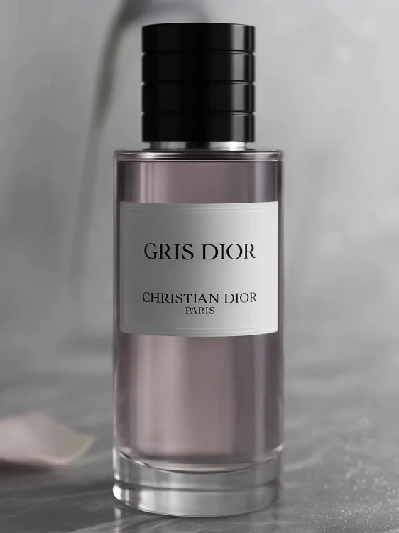 Odlewka DIOR Gris Dior – róża, paczula i lekkie cytrusy tworzą elegancki, nowoczesny, szyprowy zapach o czystym, luksusowym charakterze. Dostępny w Perfame.