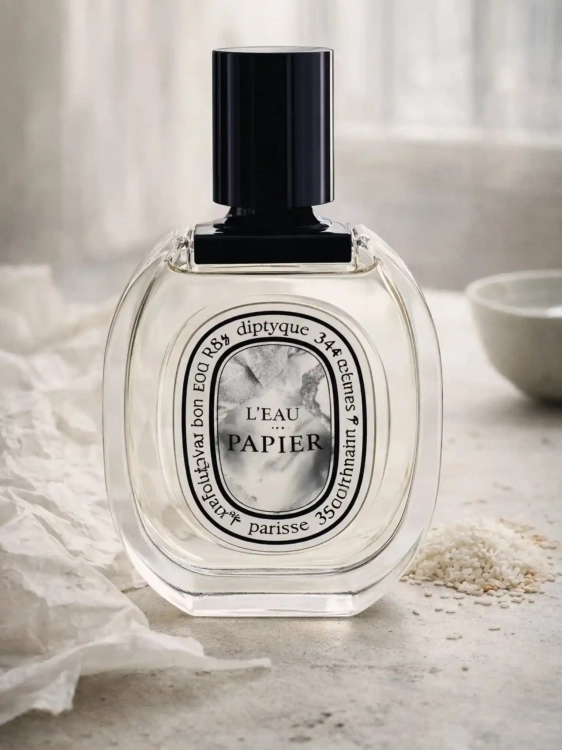 Odlewka Diptyque L’Eau Papier – piżmo, nuty papieru i jasne drewno tworzą intymny, minimalistyczny zapach o czystej, spokojnej aurze. Dostępny w Perfame.