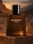 Odlewka Burberry Hero Parfum – intensywne nuty cedru, żywice i ambrowa głębia tworzą drzewny, elegancki zapach o nowoczesnej, męskiej sile. Dostępny w Perfame.