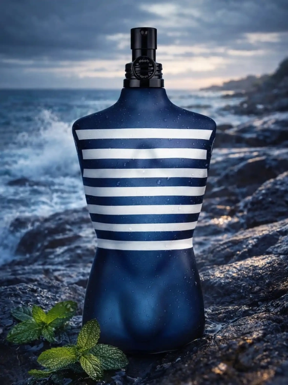 Odlewka Jean Paul Gaultier Le Male In The Navy – morskie nuty, wanilia i ambra tworzą świeży, słodko-drzewny zapach o wieczorowym charakterze. Dostępny w Perfame.