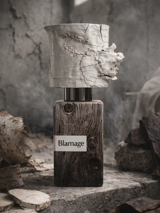 Odlewka Nasomatto Blamage – drzewne nuty, ambra i sucha elegancja tworzą minimalistyczny, niszowy zapach o eksperymentalnym charakterze. Dostępny w Perfame.