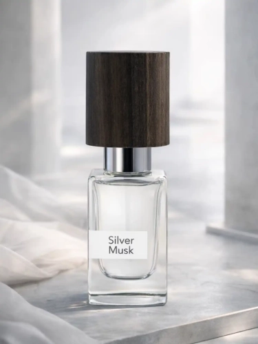 Odlewka Nasomatto Silver Musk – czyste piżmo i metaliczna świeżość tworzą minimalistyczny, molekularny zapach o intymnym charakterze. Dostępny w Perfame.