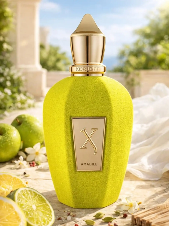 Szklana odlewka owocowo-drzewnej kompozycji Xerjoff Amabile dostępna w Perfame. Akordy zielonego jabłka i wanilii zapewniają energetyzujący efekt.
