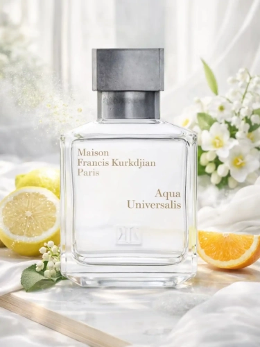 Odlewka czystej kompozycji MFK Aqua Universalis z kolekcji Perfame. Białe kwiaty i cytrusy otulają subtelnym, radosnym blaskiem.