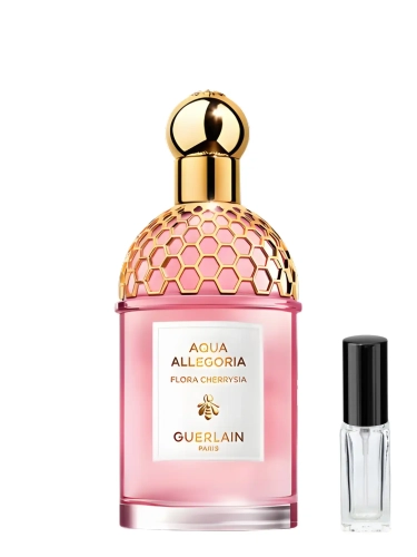Szklana odlewka pastelowego aromatu Guerlain Flora Cherrysia z kolekcji Perfame. Nuty kwiatu wiśni i arbuza otulają subtelnym, wiosennym blaskiem.