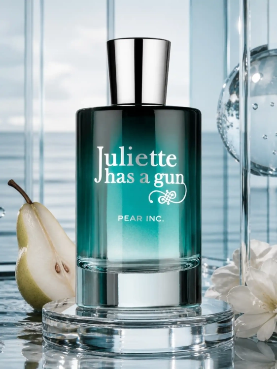 Szklana odlewka radosnej wody Juliette Has A Gun Pear Inc od Perfame. Soczysta gruszka i czyste piżmo łączą się w niezwykle beztroski eliksir.