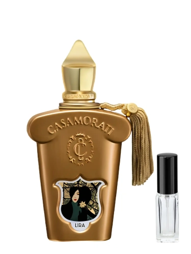Szklana odlewka słodkiego aromatu Xerjoff Casamorati Lira w Perfame. Karmel i czerwona pomarańcza tworzą luksusowy deser.