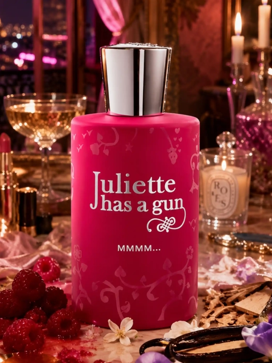 Szklana odlewka gourmandowego zapachu Juliette Has A Gun Mmmm… od Perfame. Malina i wanilia eksplodują zniewalającą słodyczą.