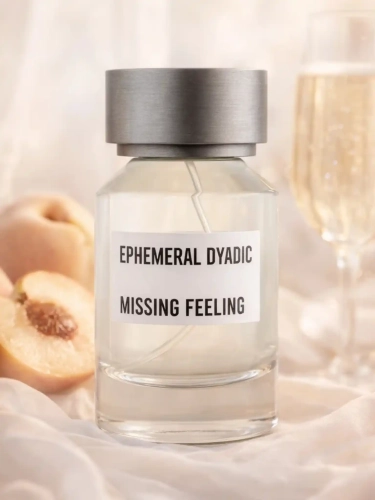 Szklana odlewka melancholijnej wody Ephemeral Dyadic Missing Feelings od Perfame. Delikatne, pudrowe akordy budzą głębokie emocje.