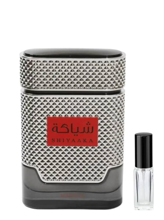 Odlewka luksusowego aromatu Khadlaj Shiyaaka Silver od Perfame. Metaliczne i kwiatowe nuty łączą się w męską elegancję.