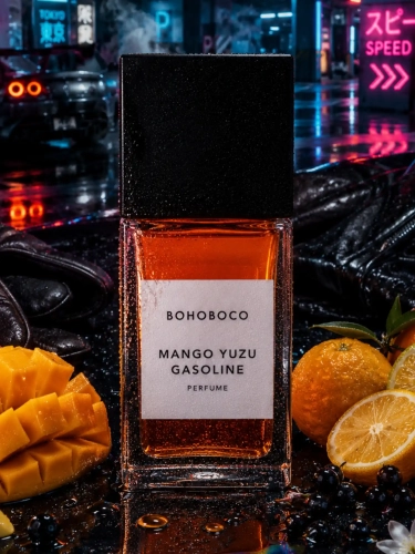 Szklana odlewka awangardowej wody Mango Yuzu Gasoline od Perfame. Egzotyczne owoce i techniczne nuty tworzą nowoczesną kompozycję.
