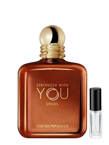 Szklana odlewka korzennej kompozycji Emporio Armani Stronger With You Spices z kolekcji Perfame. Ogniste przyprawy tworzą zmysłową i nowoczesną aurę.