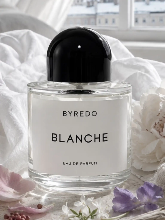 Odlewka czystej wody Byredo Blanche z kolekcji Perfame. Nuty aldehydowe i białe róże wiernie oddają zapach luksusowego, świeżego prania.