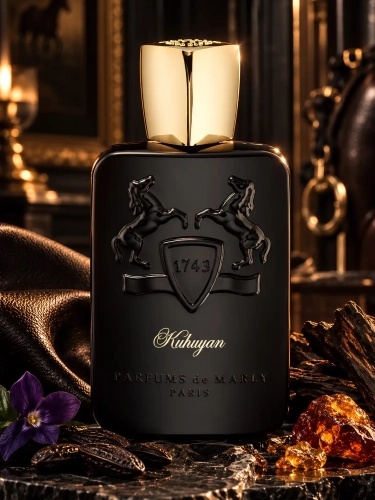Szklana odlewka Parfums de Marly Kuhuyan od Perfame – skórzane perfumy unisex z oudem, ambrą, heliotropem i fasolką tonka.