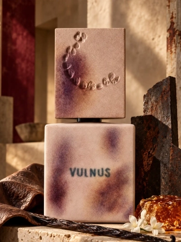 Szklana odlewka Filippo Sorcinelli Vulnus od Perfame – perfumy unisex z gorącym żelazem, skórą, wanilią i karmelem.