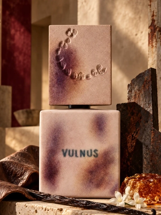 Szklana odlewka Filippo Sorcinelli Vulnus od Perfame – perfumy unisex z gorącym żelazem, skórą, wanilią i karmelem.