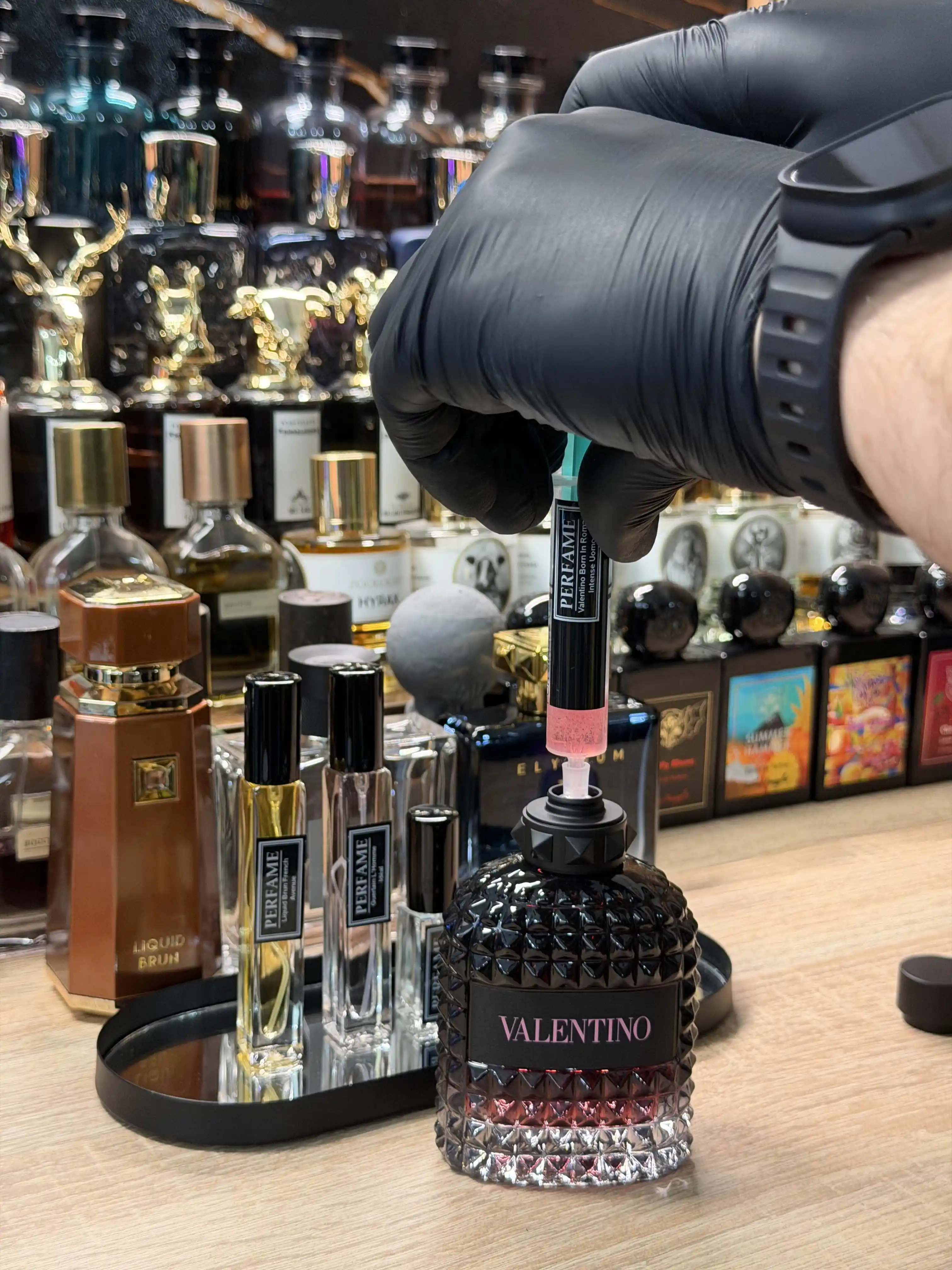 Proces dekantacji perfum strzykawką w Perfame