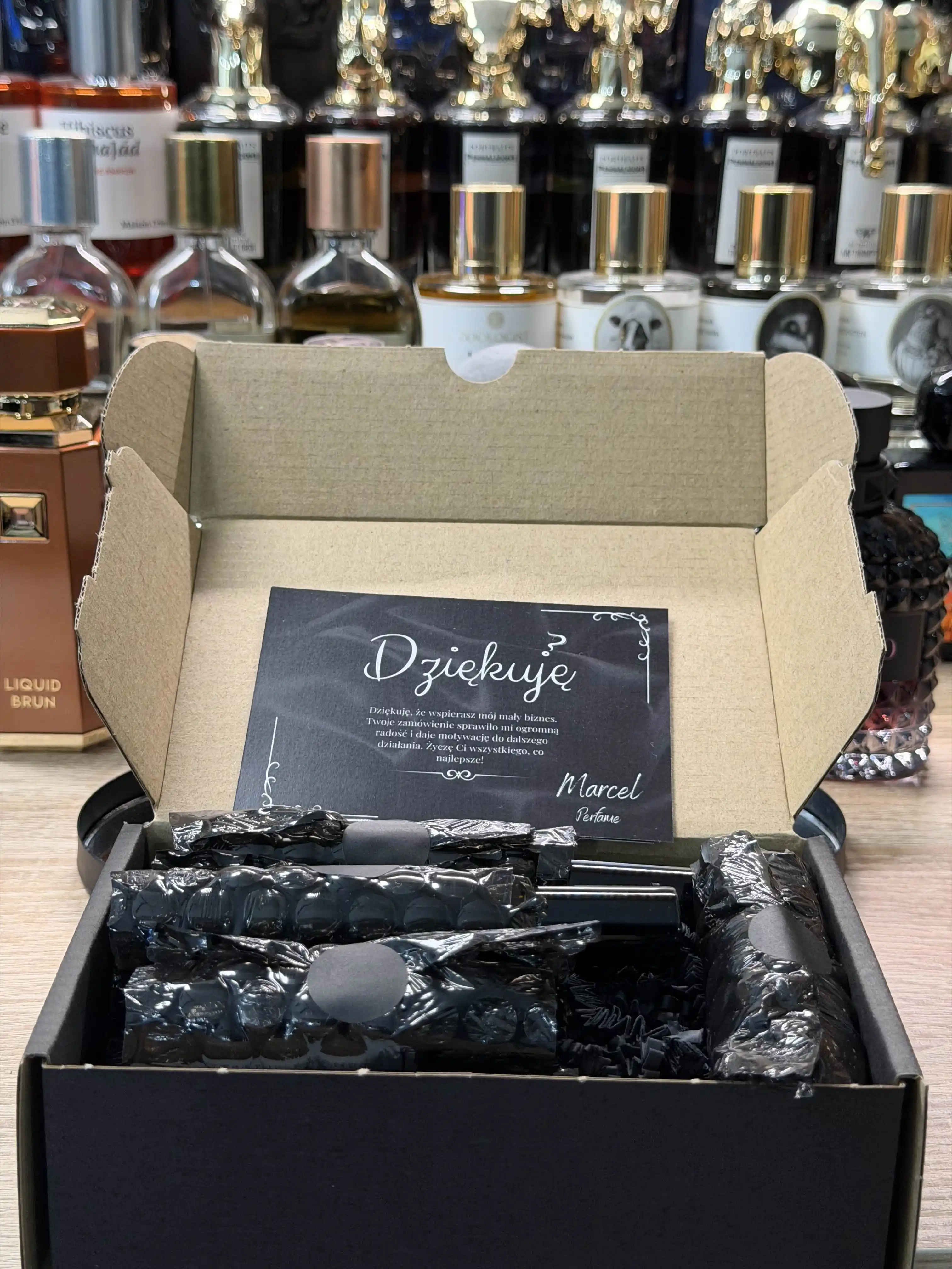 Paczka z perfumami przygotowana do wysyłki